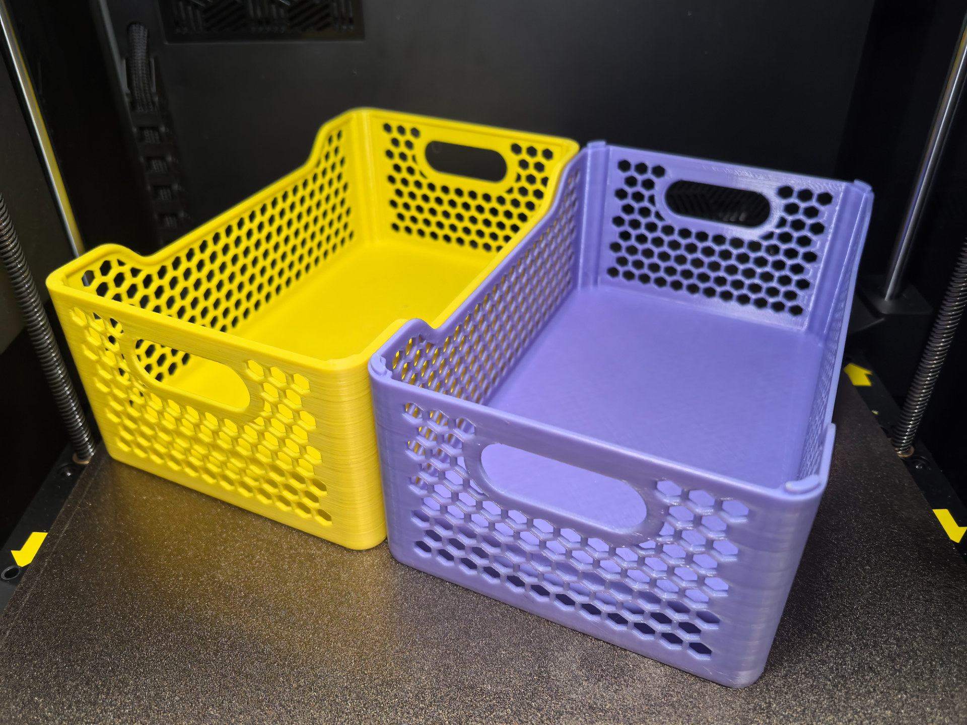 Miniatura 2 do modelo 3D 可堆叠式收纳筐【蜂窝镂空节省材料】Stackable storage baskets