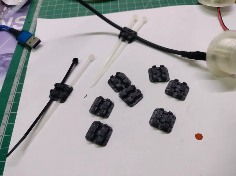 Base de perfil bajo para sujetar cables