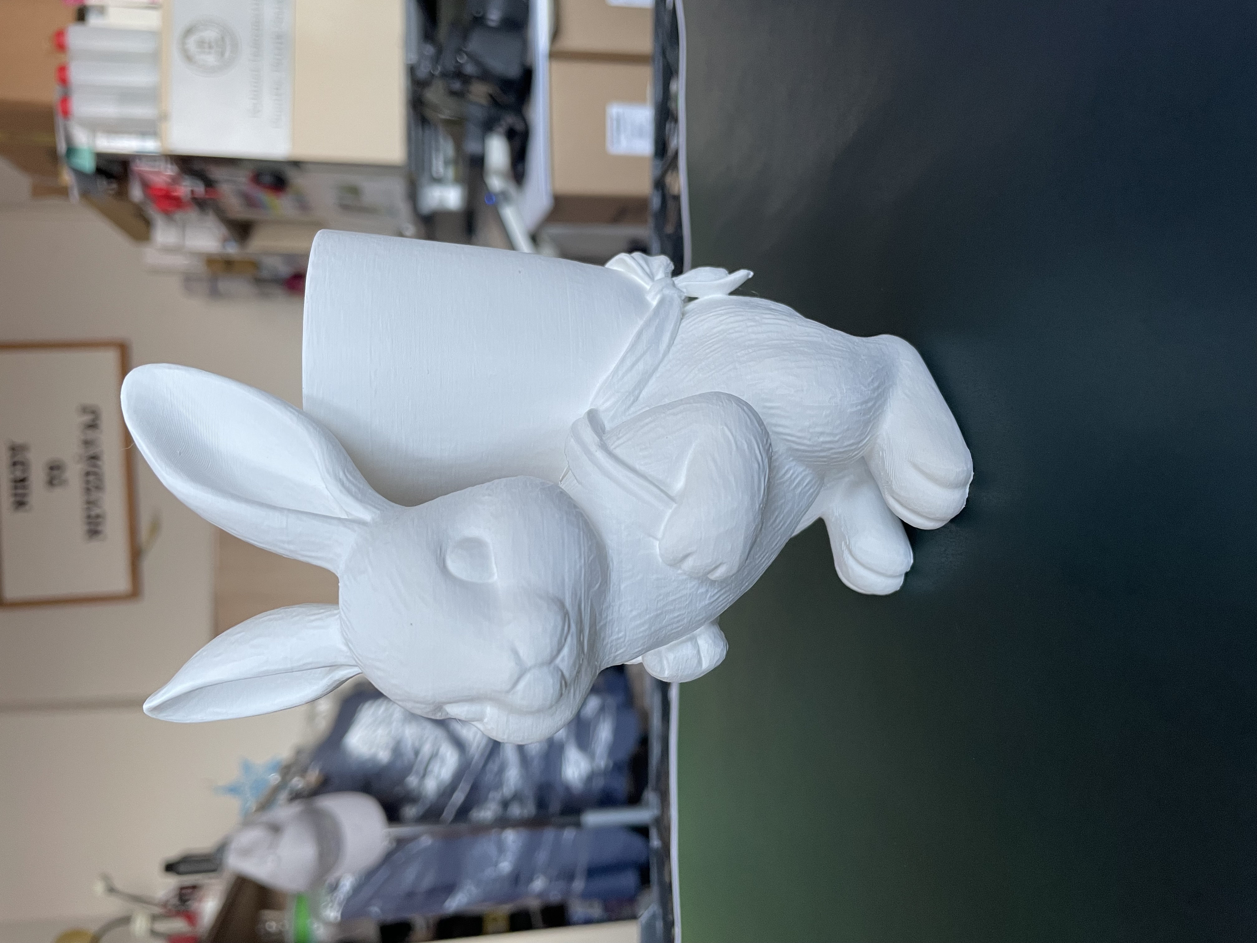 Miniatura 1 do modelo 3D Easter bunny worker