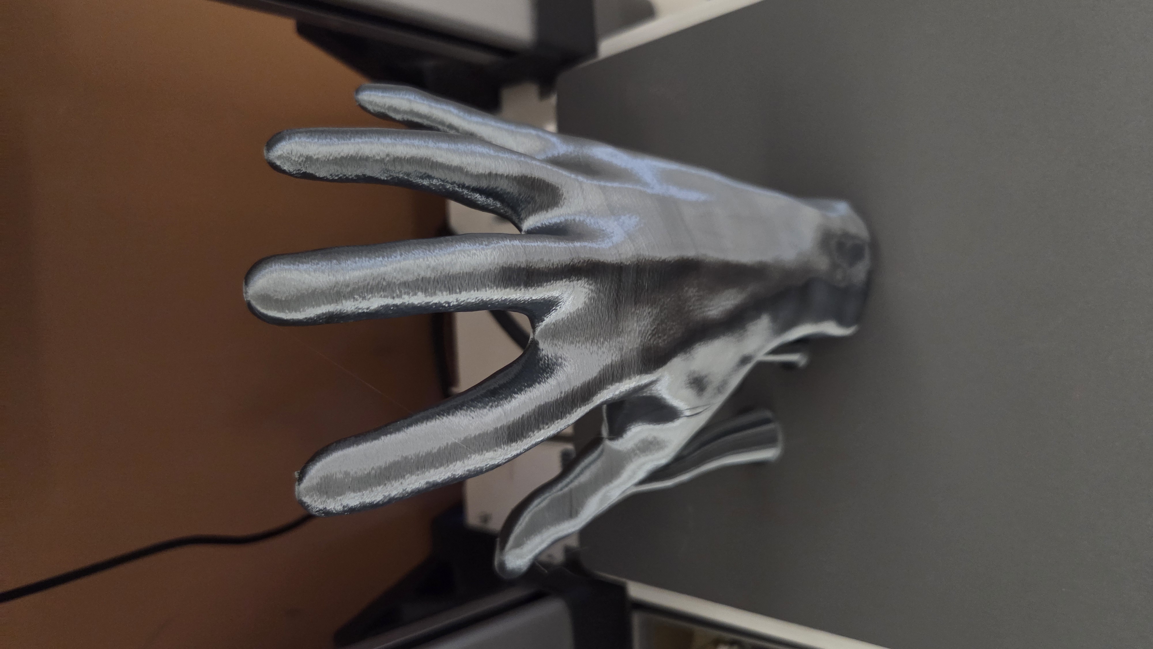 Miniatura 2 do modelo 3D Hand-shaped wall shelf