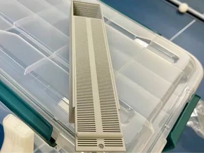 Long desiccant storage trays under filament
