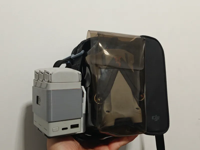 用于在大疆赠送的无人机收纳包侧面挂载充电管家