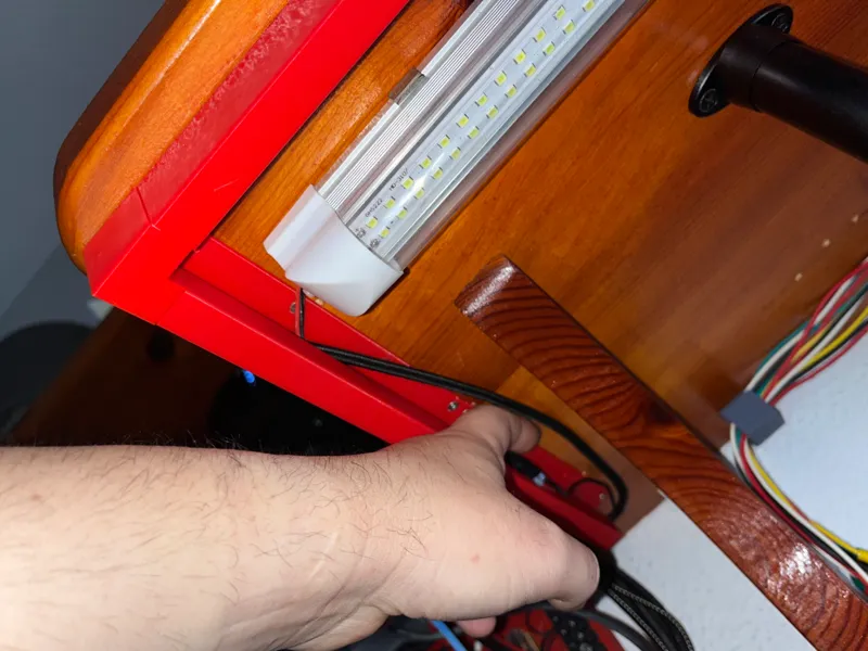 Guía de cables para debajo de mesa o repisa