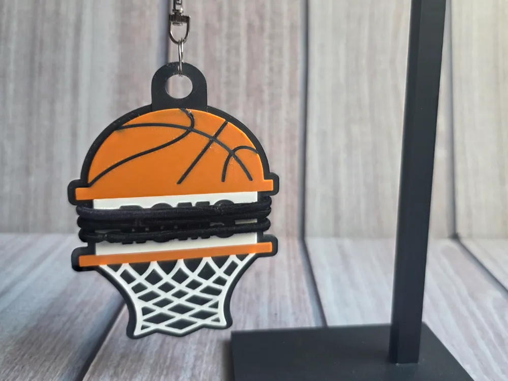 Accesorio para sujetar ligas de cabello: BASKETBALL NET HAIR TIE KEYCHAIN HOLDER. Referencia del modelo original.