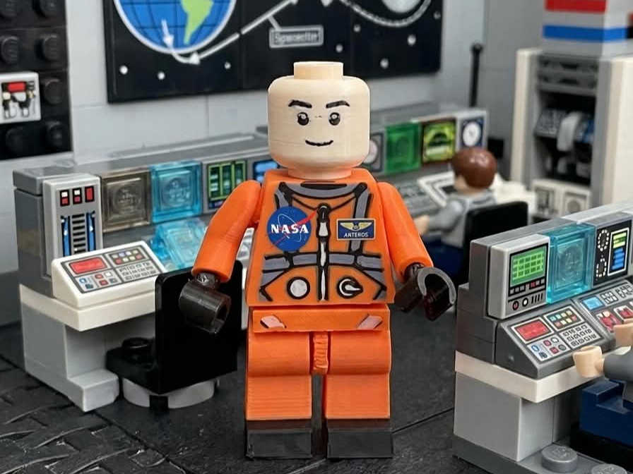 Big Brick Artemis 2 Astronaut