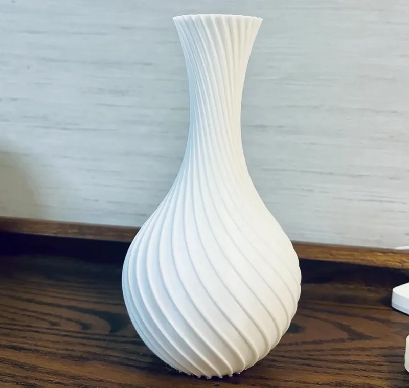 螺纹装饰花瓶Vase
