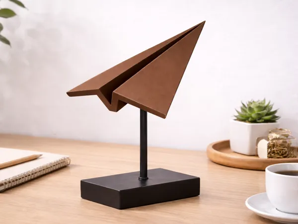 Avion en papier — sculpture de bureau