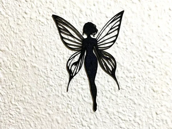 Silhouette de fée aux ailes de papillon