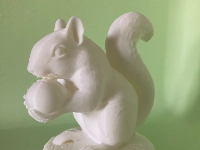 Ecureuil et une noisette