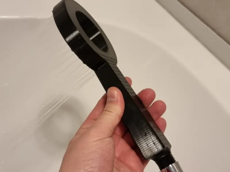 Simple shower head more sizes and spray intensitie