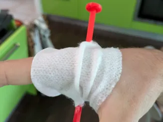 Clou dans la mains