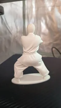 Figurine d'homme en kimono blanc façon karaté — photo 4