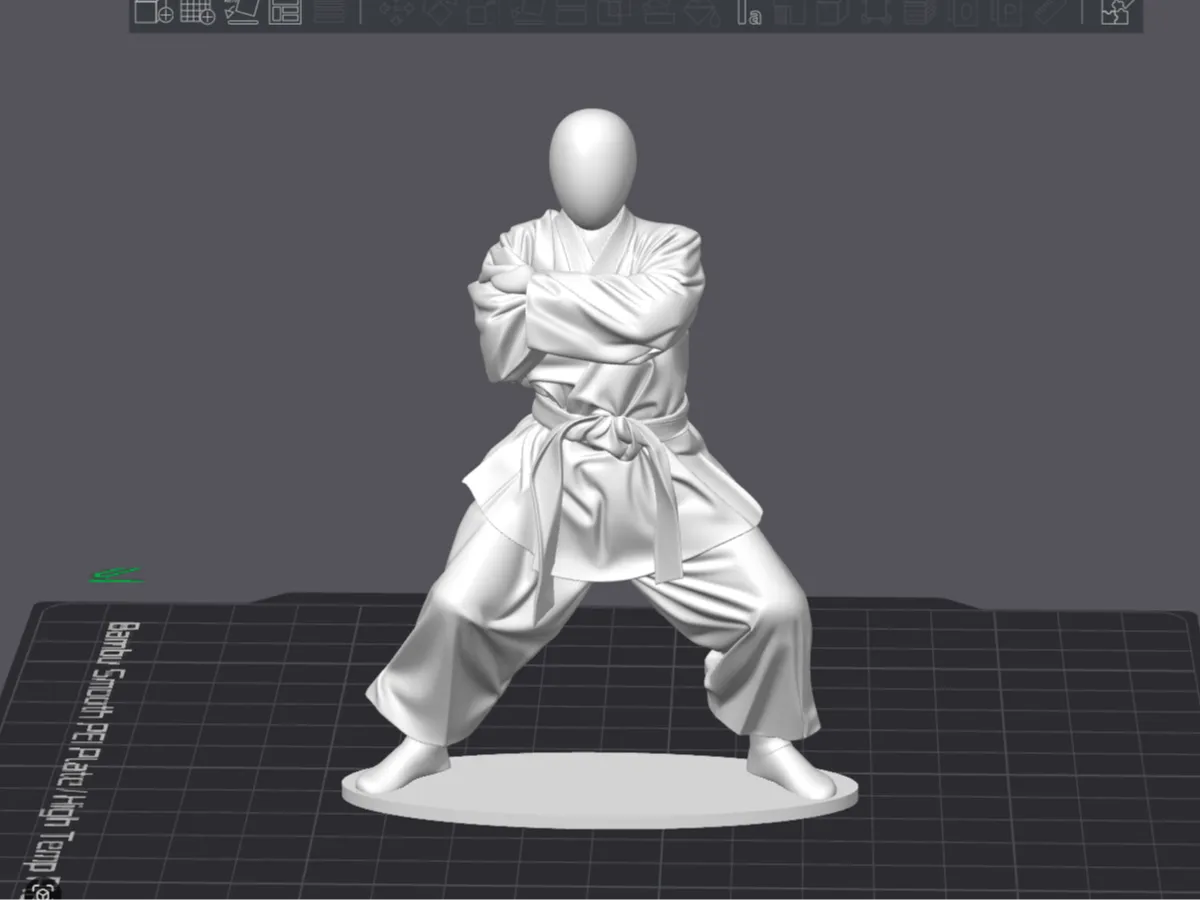 Figurine d'homme en kimono blanc façon karaté