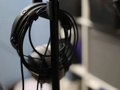 Microphone stand headphone/cable holder