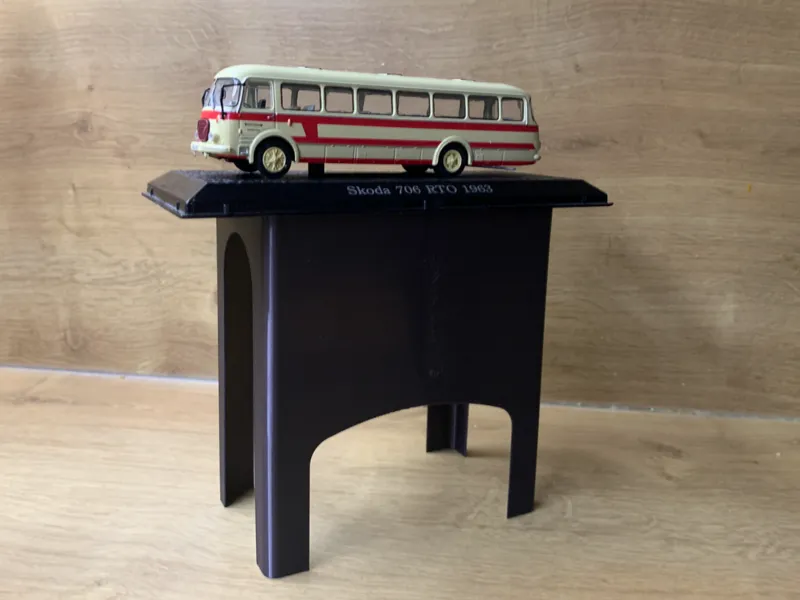 1:72 model stand for 3rd row