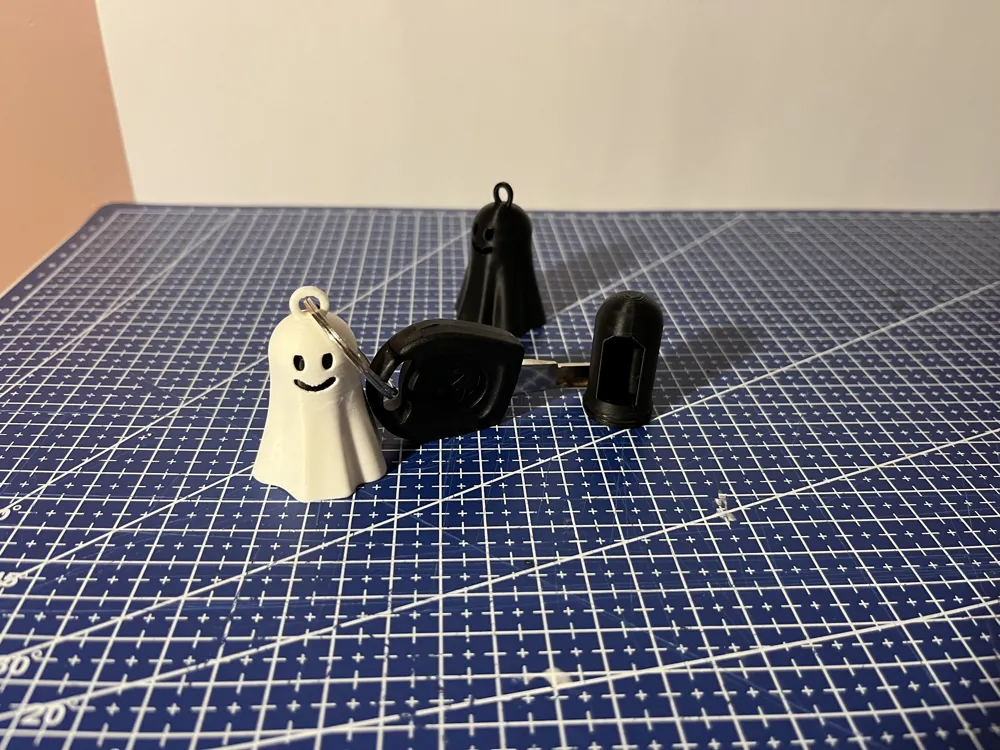 Halloween ghost keychain (With hidden storage!) - Free 3D Print Model ...