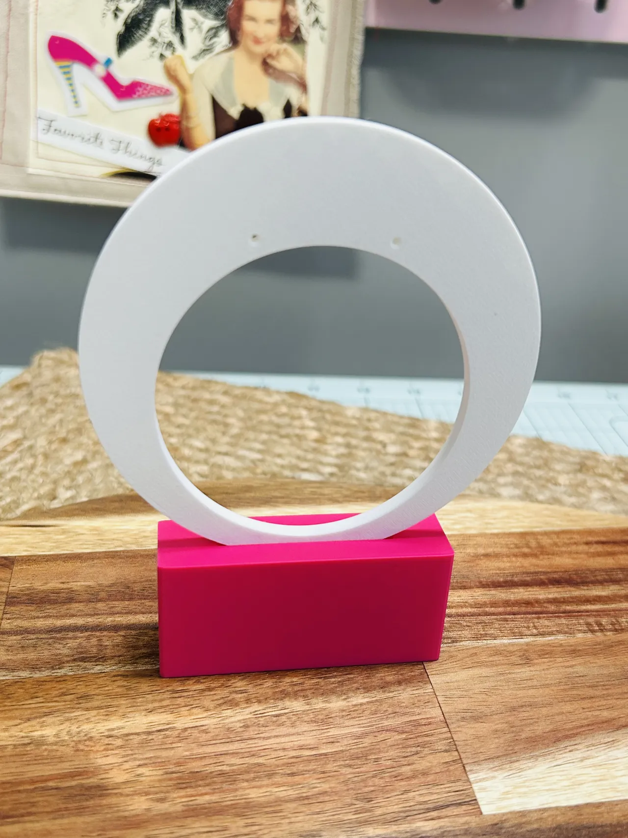Simple Earring Display Modern view 4
