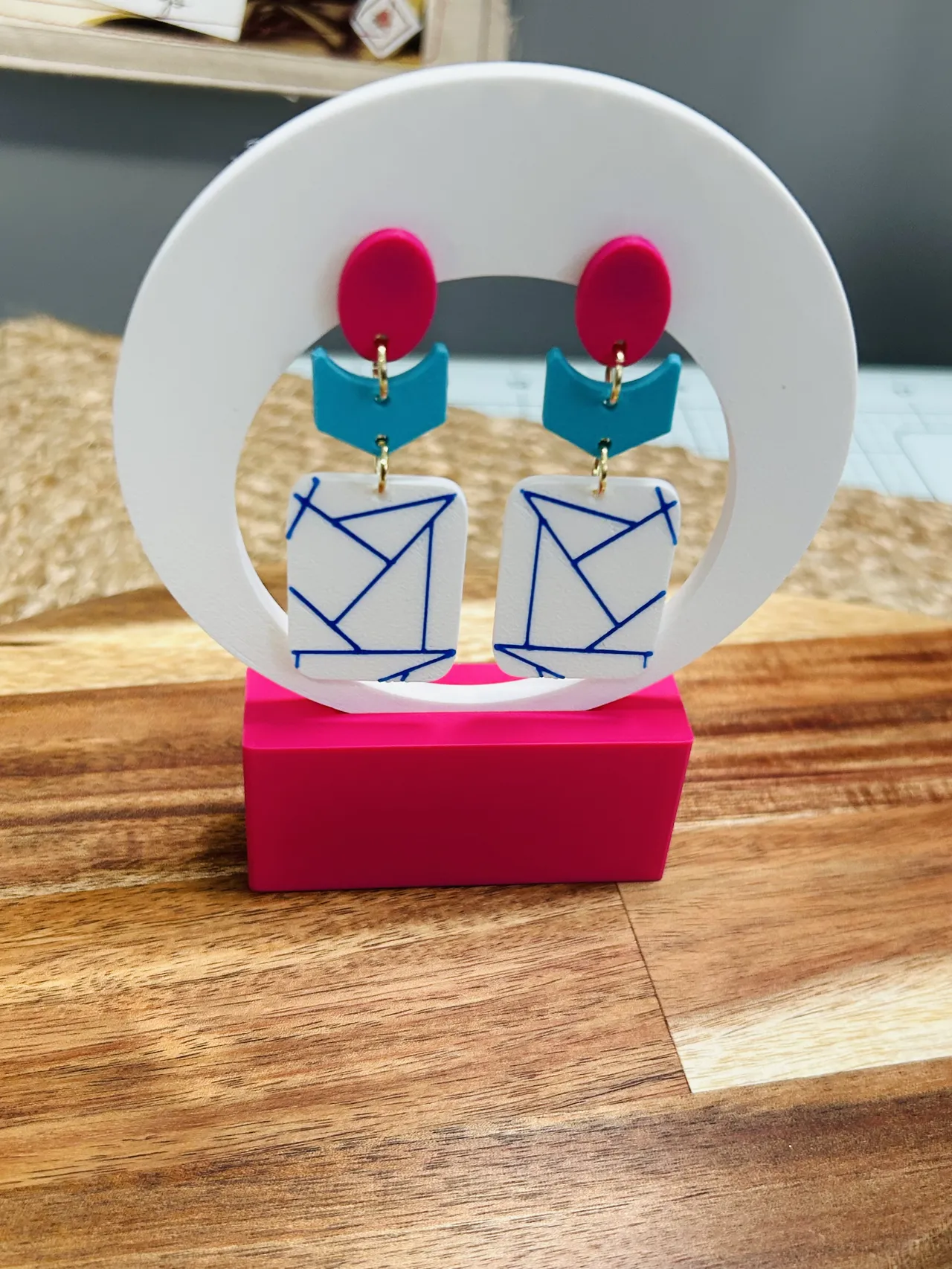 Simple Earring Display Modern view 2