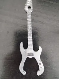 Porte-clés médiator en forme de guitare (droitier) — photo 3