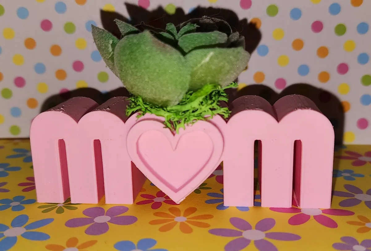 Pot de bureau « MOM » en forme de cœur