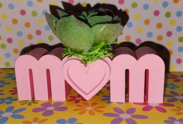 Pot de bureau « MOM » en forme de cœur