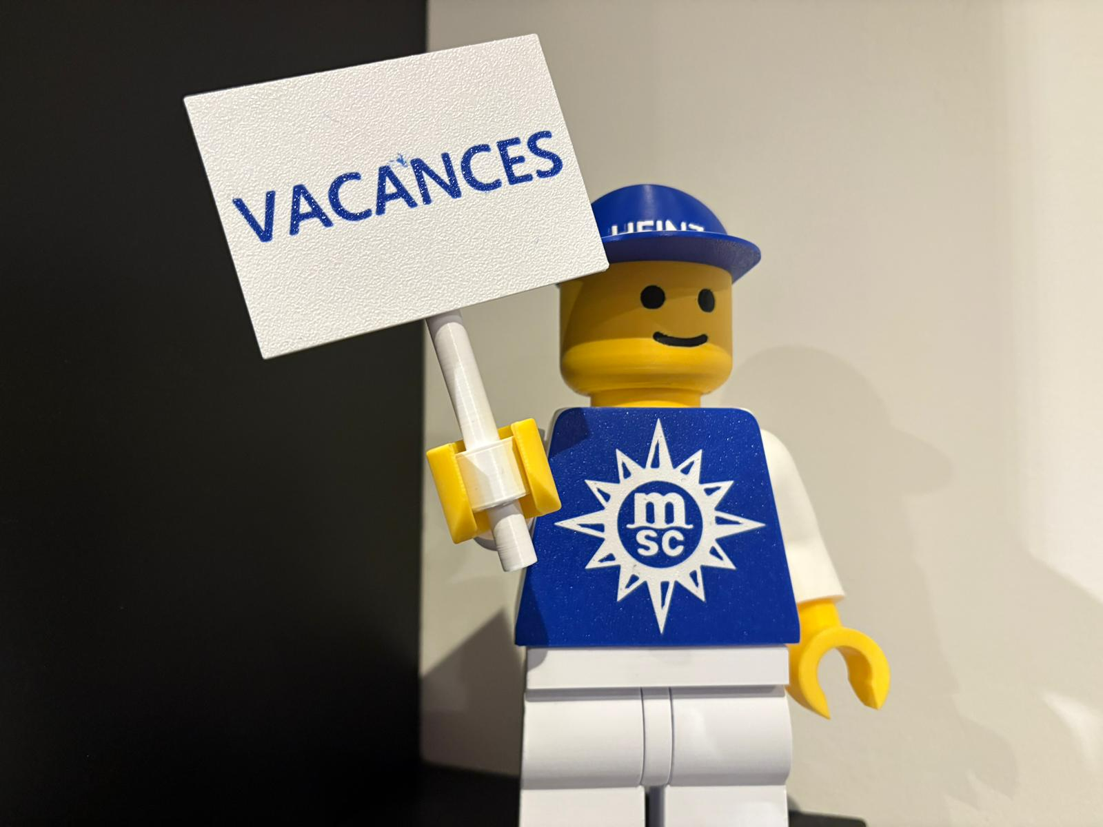 Brickman Schild Vacances für 20cm Figur 500%