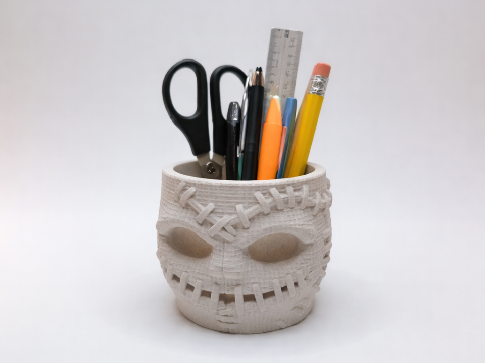 Nahtmagier Maske Stiftebecher fuers Studio