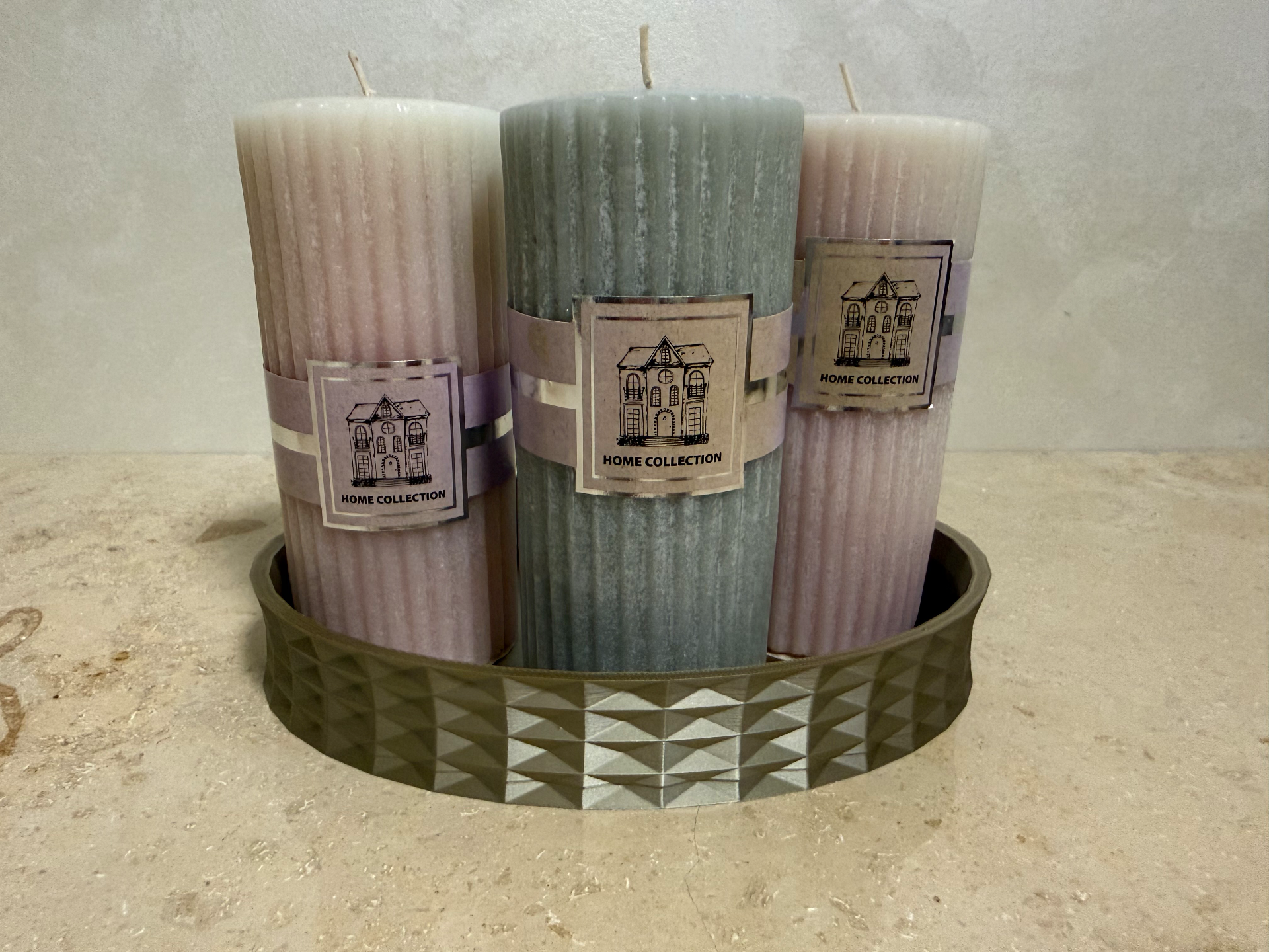 Elegant tray with engraved diamond pattern