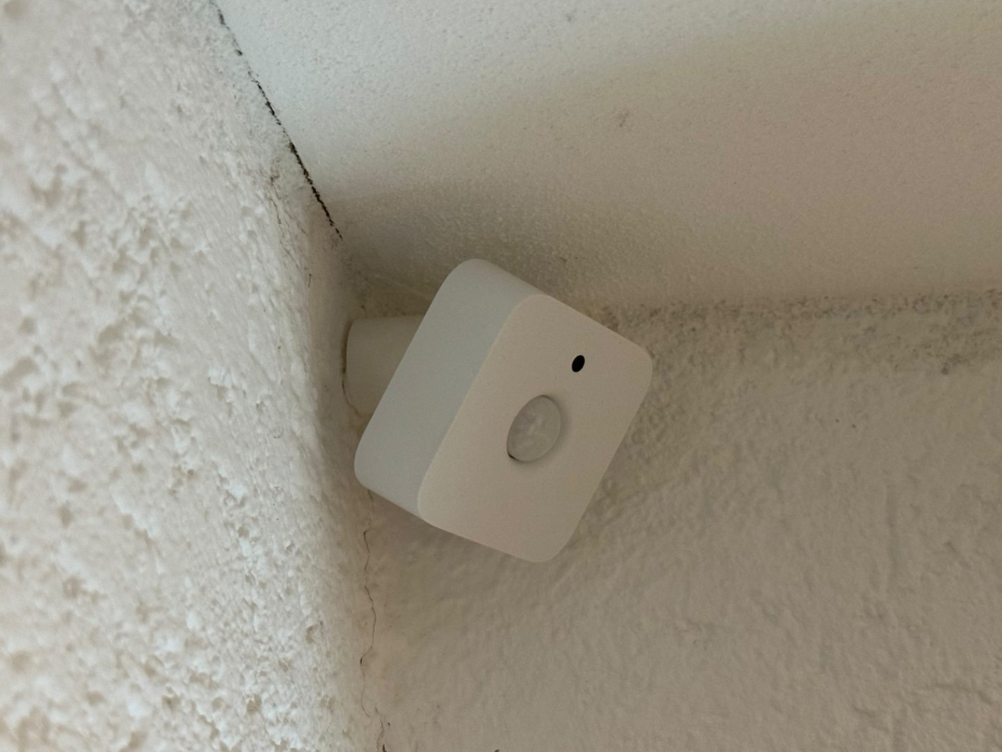 Philips Hue Bewegungsmelder Eckmontage unsichtbar