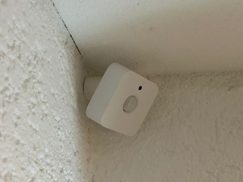 Philips Hue Bewegungsmelder Eckmontage unsichtbar