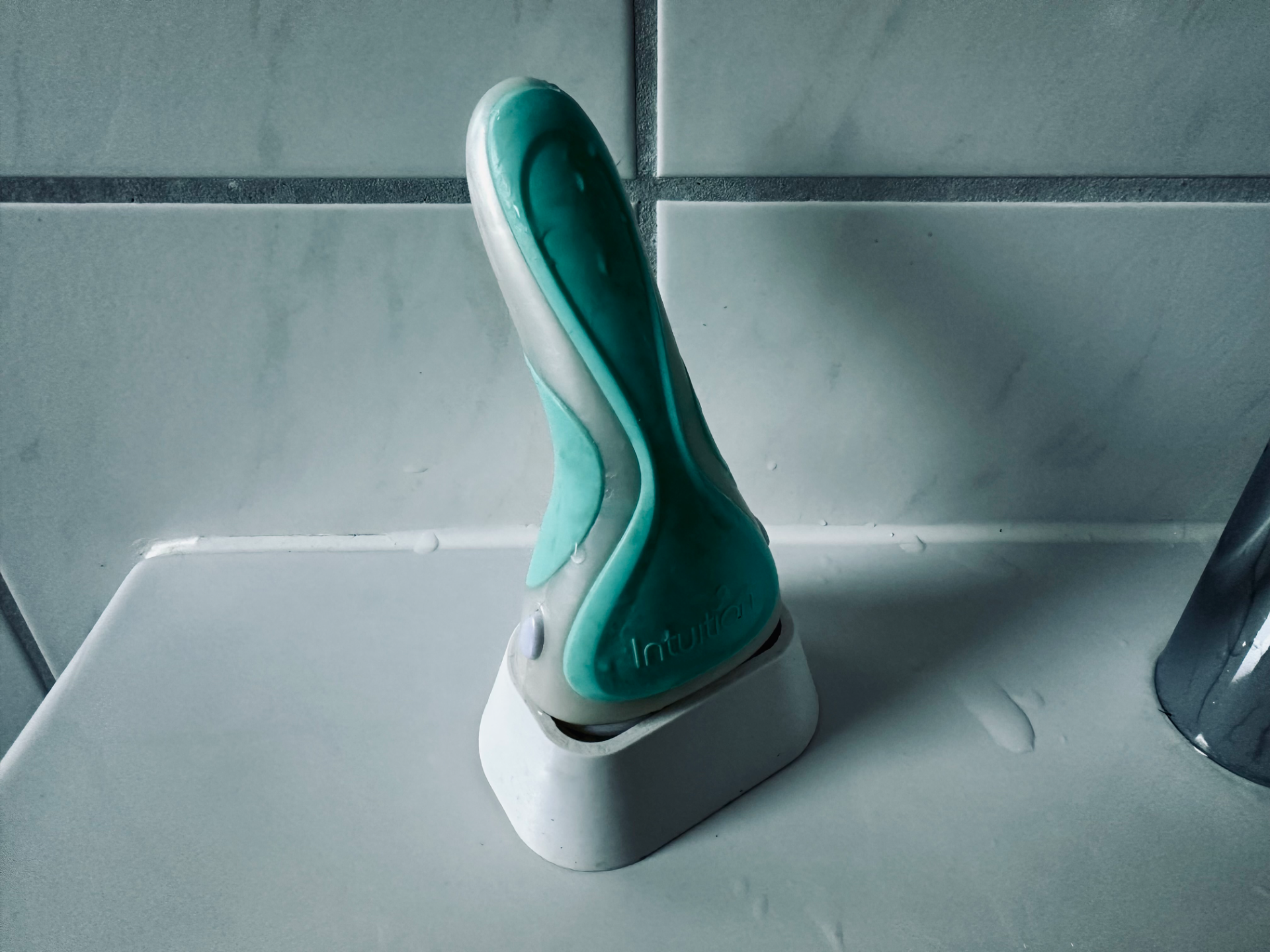 Wilkinson Sword Intuition Body Shaver Stand easy
