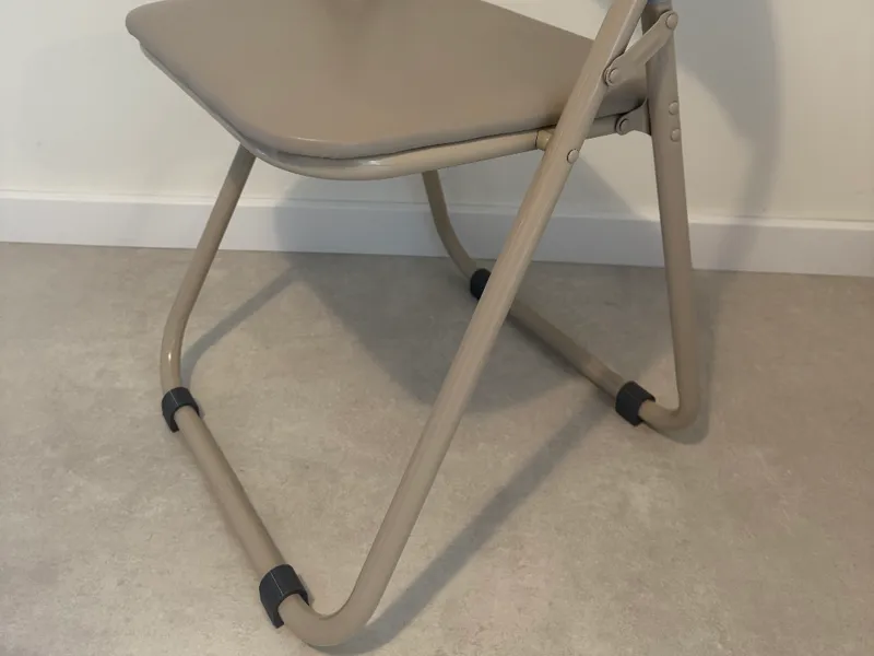 Foldable chair feet with felt pad holder