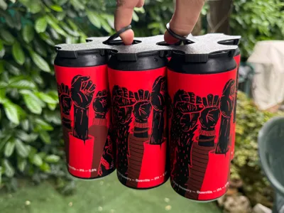 Sixpack Snug – The Handy Can Carrier