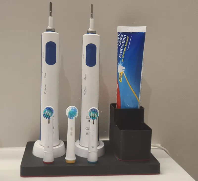 Oral-B Holder: 2 Toothbrushes, Brushes & Paste
