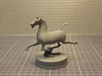 Statuette cheval céleste marchant sur l'hirondelle — photo 1