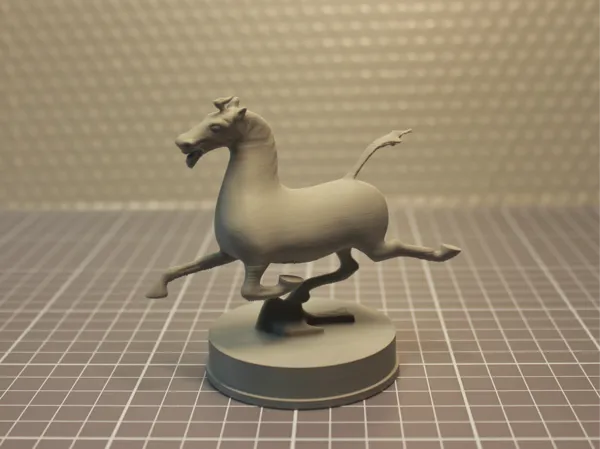 Statuette cheval céleste marchant sur l'hirondelle