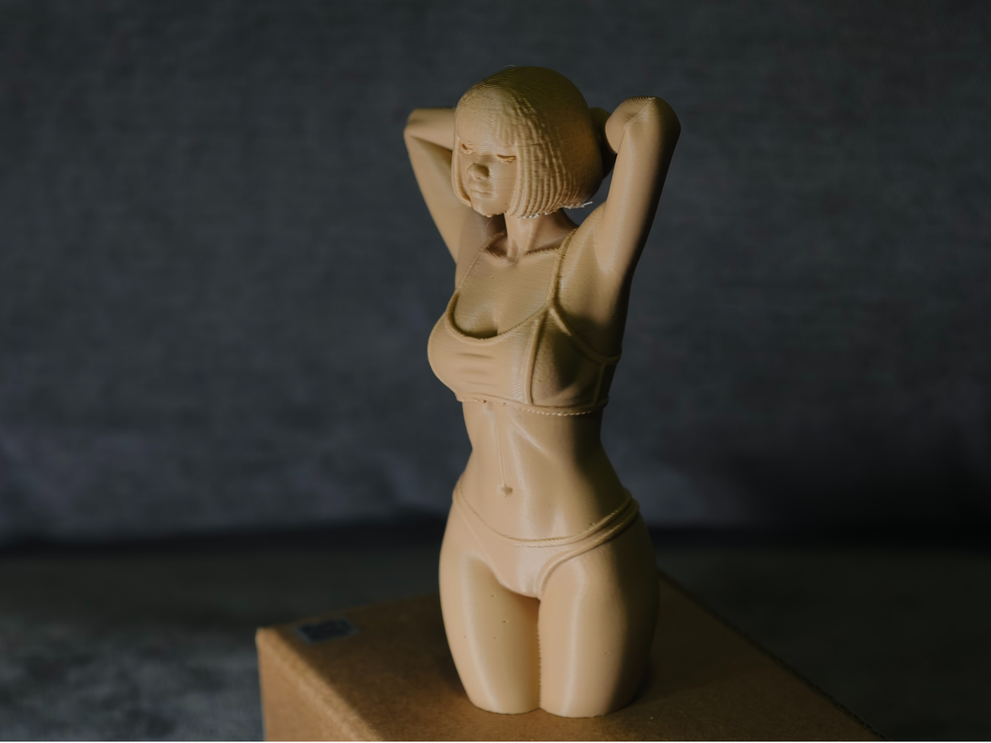 优美的女性艺术雕塑，健身动力摆件。