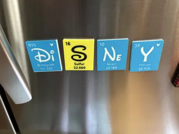 Letrero o emblema decorativo: Disney Element Letters and Fridge Magnet — vista de referencia 4