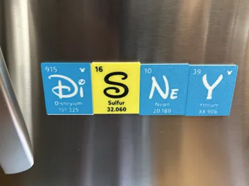 Letrero o emblema decorativo: Disney Element Letters and Fridge Magnet — vista de referencia 3