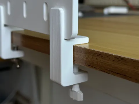 Modelo para impresión 3D: 桌边毡板固定器 - 参数化可定制尺寸，适配洞洞板、磁吸板 — referencia de MakerWorld