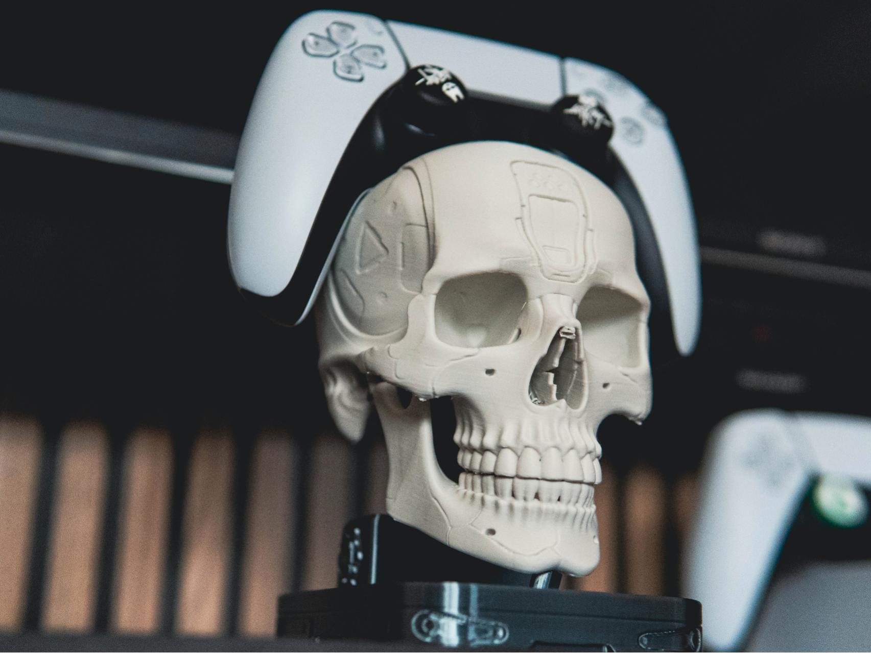 Neural Relic — Cyber Skull PS5 Controller Stand