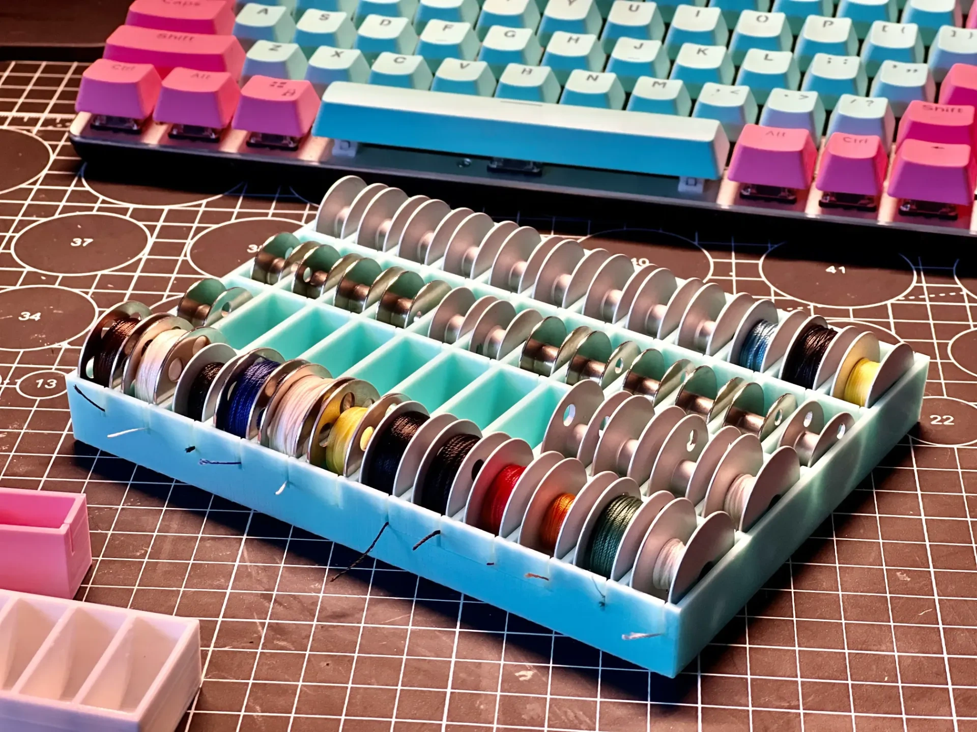 Miniatura 1 do modelo 3D 缝纫机底线轴收纳盒12*4
