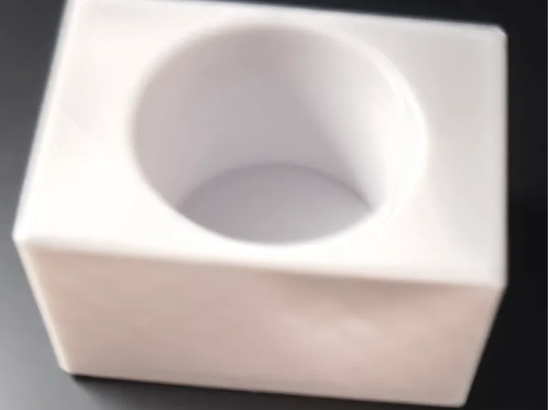 Sicherer Stand für eine kleine Flasche Aktivator