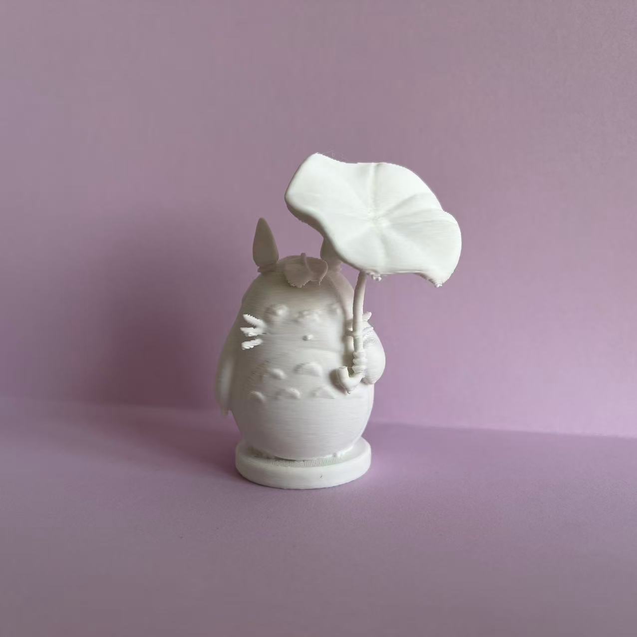 Miniatura 1 do modelo 3D 可爱的撑荷叶龙猫-宫崎骏动漫摆台-儿童涂色玩具