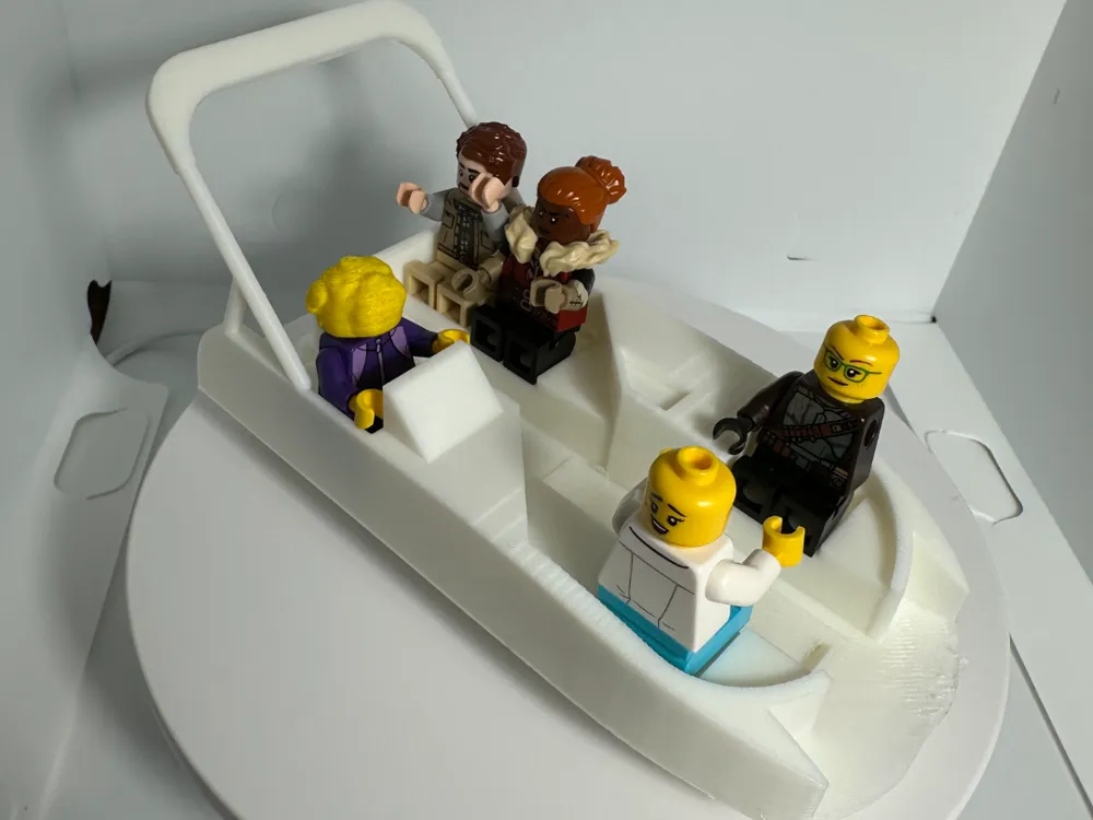 Figura decorativa: Brick-Compatible Deck Boat. Referencia del modelo original.