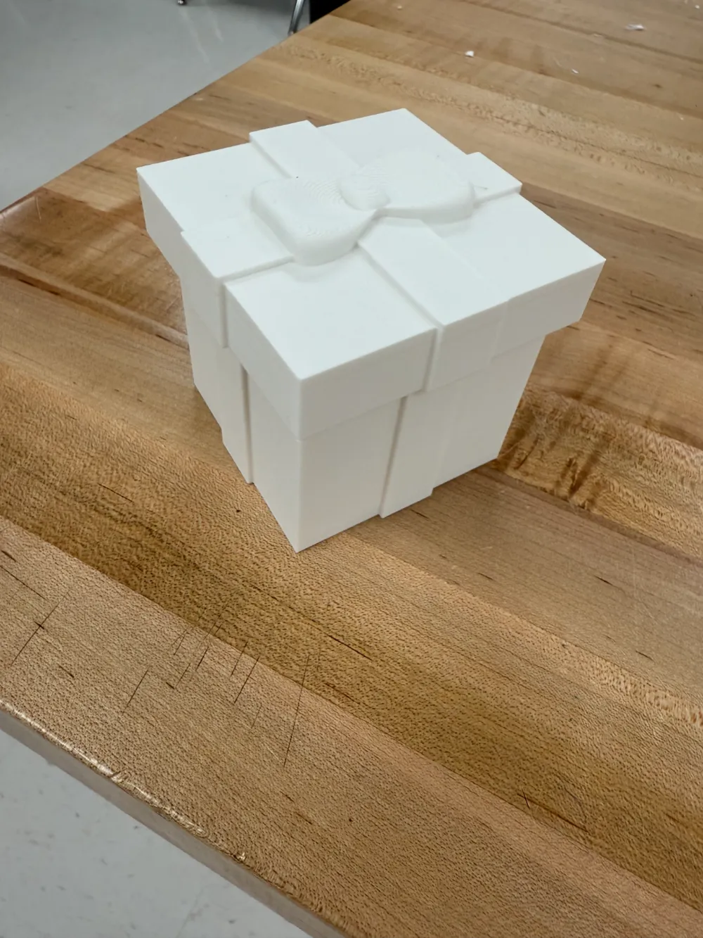 Simple Present Box with Lid - Free 3D Print Model - MakerWorld