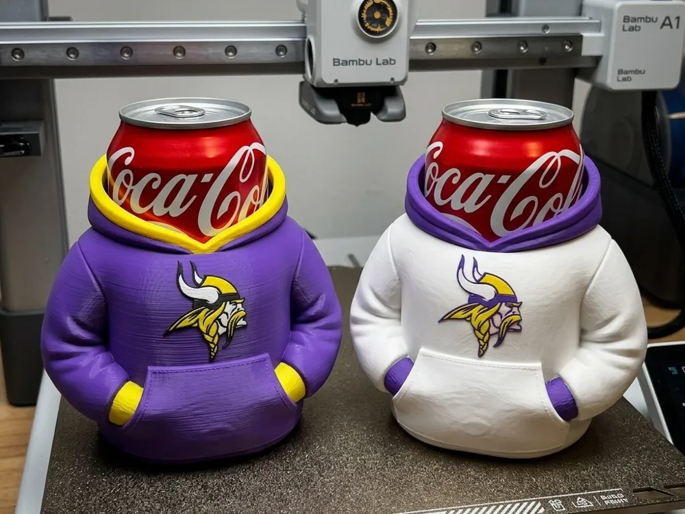 Letrero o emblema decorativo: MINNESOTA VIKINGS HOODIES CAN COOLERS / KOOZIES. Referencia del modelo original.