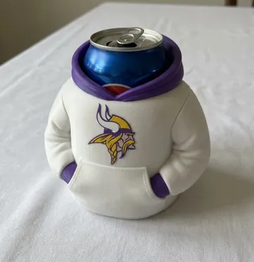 Letrero o emblema decorativo: MINNESOTA VIKINGS HOODIES CAN COOLERS / KOOZIES — vista de referencia 3