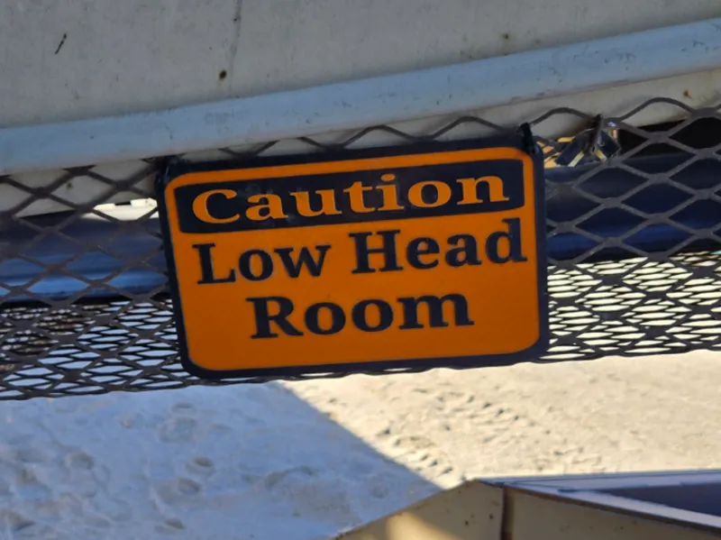 Caution low head room / Caution low headroom