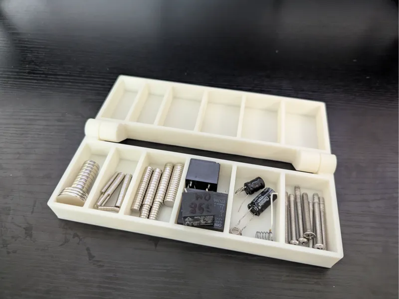 Generic segmented box with print in place hinge